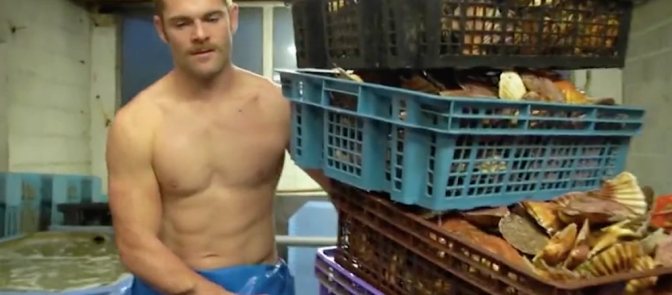 Ο Γάλλος ψαράς που έβαλε «φωτιά» στα social media - Μιλάει για τα όστρακα και οι γυναίκες... αναστατώνονται (βίντεο)